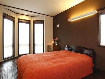 セルコホーム 【輸入住宅|勾配天井|書斎】ウッドデッキから中庭を眺め、豊かな緑を楽しみながら寛げる住まいの建築実例画像6