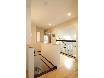 セルコホーム 【輸入住宅|勾配天井|書斎】ウッドデッキから中庭を眺め、豊かな緑を楽しみながら寛げる住まいの建築実例画像7