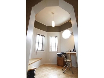 セルコホーム 【輸入住宅|勾配天井|書斎】ウッドデッキから中庭を眺め、豊かな緑を楽しみながら寛げる住まいの建築実例画像8