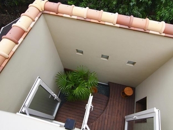 セルコホーム 【輸入住宅|勾配天井|書斎】ウッドデッキから中庭を眺め、豊かな緑を楽しみながら寛げる住まいの建築実例画像9