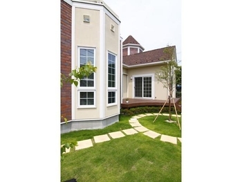 セルコホーム 【輸入住宅|勾配天井|書斎】ウッドデッキから中庭を眺め、豊かな緑を楽しみながら寛げる住まいの建築実例画像10