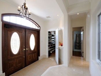 セルコホーム 【吹き抜け|中庭】どこにいても同じ快適さと省エネに惹かれた、高級感漂うリゾート風の住まいの建築実例画像2