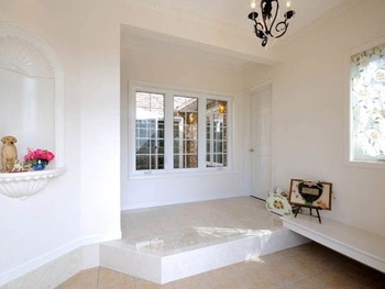 セルコホーム 【吹き抜け|中庭】どこにいても同じ快適さと省エネに惹かれた、高級感漂うリゾート風の住まいの建築実例画像3