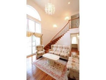 セルコホーム 【吹き抜け|中庭】どこにいても同じ快適さと省エネに惹かれた、高級感漂うリゾート風の住まいの建築実例画像5