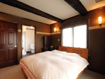 セルコホーム 【吹き抜け|中庭】どこにいても同じ快適さと省エネに惹かれた、高級感漂うリゾート風の住まいの建築実例画像9