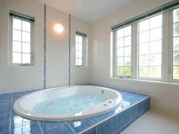 セルコホーム 【吹き抜け|中庭】どこにいても同じ快適さと省エネに惹かれた、高級感漂うリゾート風の住まいの建築実例画像10