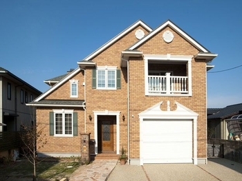 セルコホーム 【薪ストーブ|ビルトインガレージ|和室】オールレンガの外観が美しい。愛車を愛でるガレージのある住まいの建築実例画像1