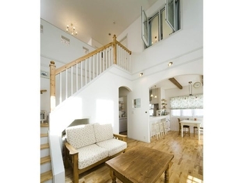 セルコホーム 【30坪台|吹き抜け】縦の広がりを感じる空間が開放的。ガーデニングやDIYを満喫できるウッドデッキのある家の建築実例画像2