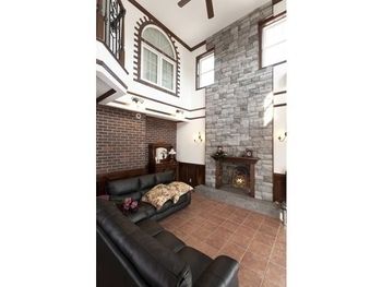 セルコホーム 【吹き抜け|無垢材|輸入レンガ】ジョージアン様式でクラシカルな趣を醸し出す、アンティーク家具が馴染む家の建築実例画像2