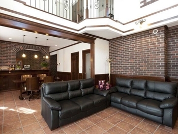 セルコホーム 【吹き抜け|無垢材|輸入レンガ】ジョージアン様式でクラシカルな趣を醸し出す、アンティーク家具が馴染む家の建築実例画像3