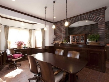 セルコホーム 【吹き抜け|無垢材|輸入レンガ】ジョージアン様式でクラシカルな趣を醸し出す、アンティーク家具が馴染む家の建築実例画像4