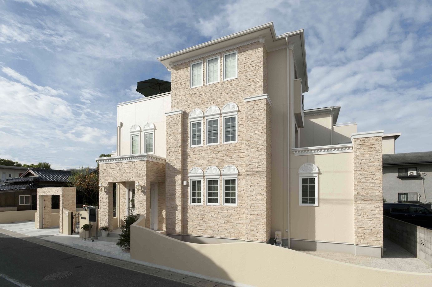 セルコホーム 【3階建て|店舗併用】大型バルコニー、パティオ、シアタールームを設置、優雅な時を過ごせる二世帯住宅の建築実例画像3