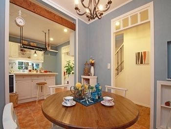 セルコホーム 【ウッドデッキ】玄関から自然な暖かさで迎え入れる、キッチンを中心に家族が仲良く過ごす英国風の住まいの建築実例画像2