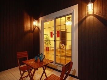 セルコホーム 【ウッドデッキ】玄関から自然な暖かさで迎え入れる、キッチンを中心に家族が仲良く過ごす英国風の住まいの建築実例画像3