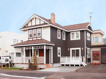 セルコホーム 【ウッドデッキ】玄関から自然な暖かさで迎え入れる、キッチンを中心に家族が仲良く過ごす英国風の住まいの建築実例画像4