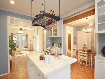 セルコホーム 【ウッドデッキ】玄関から自然な暖かさで迎え入れる、キッチンを中心に家族が仲良く過ごす英国風の住まいの建築実例画像5