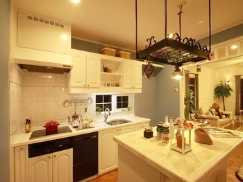 セルコホーム 【ウッドデッキ】玄関から自然な暖かさで迎え入れる、キッチンを中心に家族が仲良く過ごす英国風の住まいの建築実例画像6