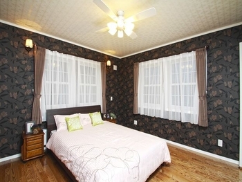 セルコホーム 【ウッドデッキ】玄関から自然な暖かさで迎え入れる、キッチンを中心に家族が仲良く過ごす英国風の住まいの建築実例画像7