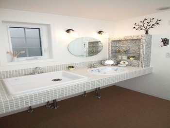 セルコホーム 【ウッドデッキ】玄関から自然な暖かさで迎え入れる、キッチンを中心に家族が仲良く過ごす英国風の住まいの建築実例画像9