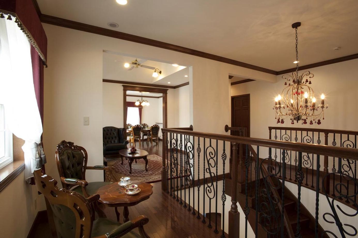 セルコホーム 【60坪台|ビルトインガレージ|吹き抜け】憧れのサーキュラー階段が主役。暮らすほど愛着が深まる優雅な家の建築実例画像6