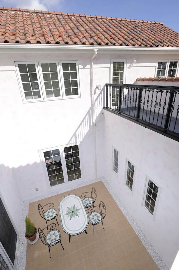 セルコホーム 【80坪台|輸入住宅】光と風をたっぷり取り込む、開放感とプライバシーを両立したパティオのある住まいの建築実例画像2