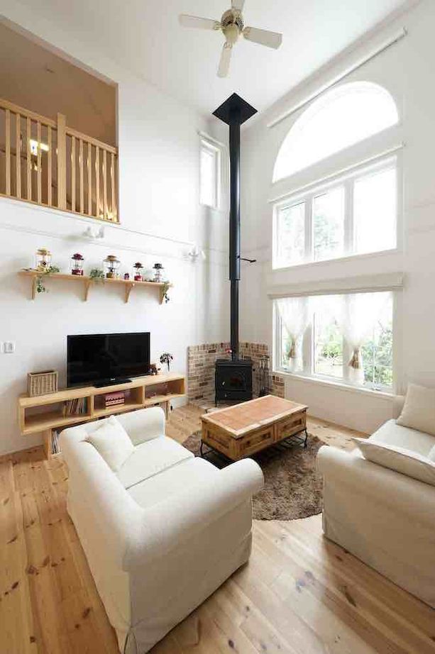 セルコホーム 【50坪台|輸入住宅|暖炉|吹き抜け】木の香りと自然光に包まれる開放的な空間で過ごす、プロヴァンス風の家の建築実例画像2