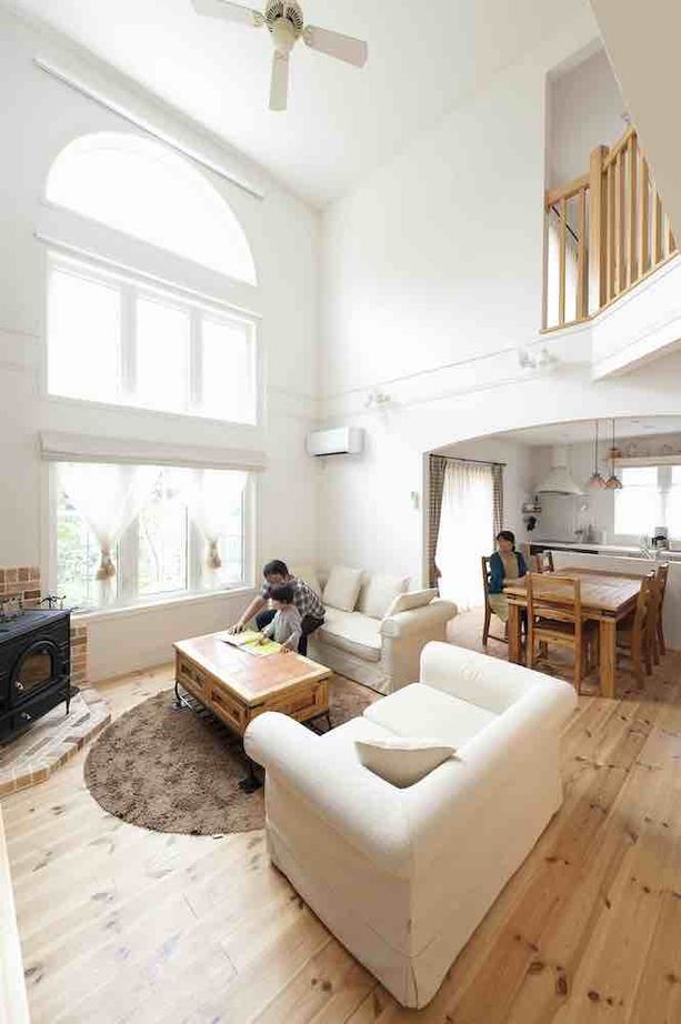 セルコホーム 【50坪台|輸入住宅|暖炉|吹き抜け】木の香りと自然光に包まれる開放的な空間で過ごす、プロヴァンス風の家の建築実例画像3