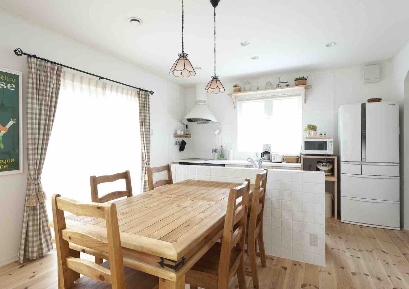 セルコホーム 【50坪台|輸入住宅|暖炉|吹き抜け】木の香りと自然光に包まれる開放的な空間で過ごす、プロヴァンス風の家の建築実例画像4