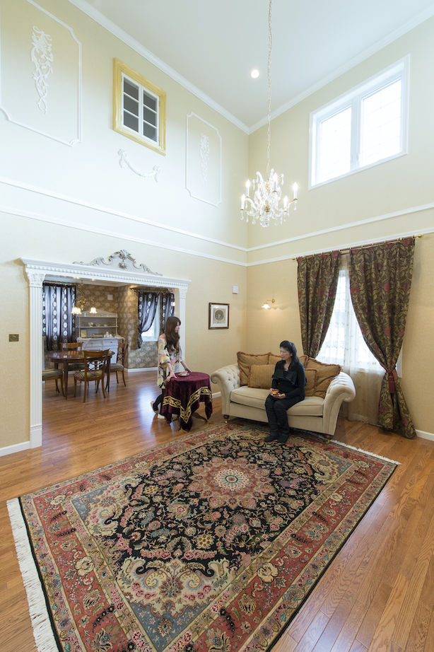 セルコホーム 【50坪台|店舗併用】リビング全体が吹き抜けで開放感溢れる豊かな空間。伝統的ジョージアンスタイルの家の建築実例画像2