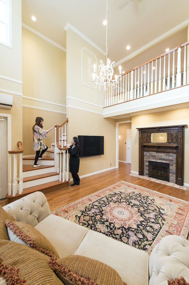 セルコホーム 【50坪台|店舗併用】リビング全体が吹き抜けで開放感溢れる豊かな空間。伝統的ジョージアンスタイルの家の建築実例画像3