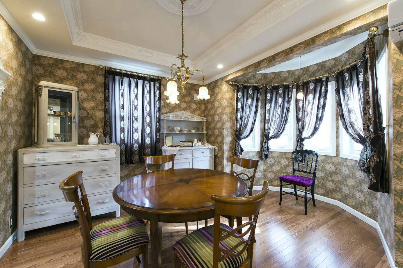 セルコホーム 【50坪台|店舗併用】リビング全体が吹き抜けで開放感溢れる豊かな空間。伝統的ジョージアンスタイルの家の建築実例画像4