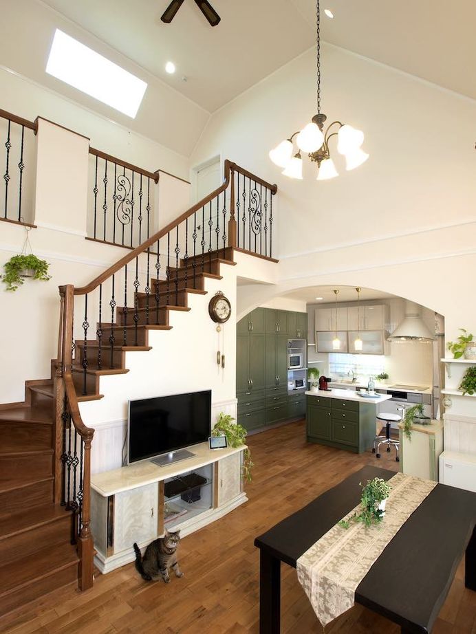 セルコホーム 【30坪台|太陽光発電】吹き抜けリビングが開放感を演出。憧れの映画の世界観を取り入れた、美しい外観の家の建築実例画像2