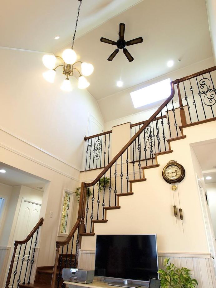 セルコホーム 【30坪台|太陽光発電】吹き抜けリビングが開放感を演出。憧れの映画の世界観を取り入れた、美しい外観の家の建築実例画像6