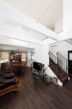 セルコホーム 玄関から広がるオープンプランで　心地よくエコな暮らしを楽しむの建築実例画像2