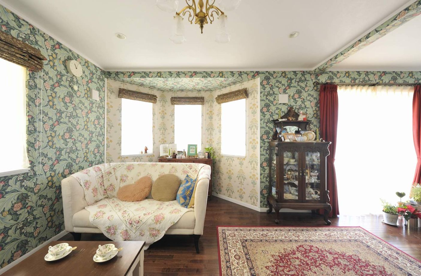 セルコホーム 【30坪台|間取り|高気密高断熱|ポーチ】憧れたイギリスのアンティーク調の空間で、趣味の幅が広がる住まいの建築実例画像3