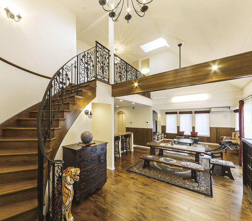 セルコホーム 【50坪台|間取り|ビルトインガレージ】2階まで伸びやかに繋がる大空間が開放的なリゾート風の住まいの建築実例画像3