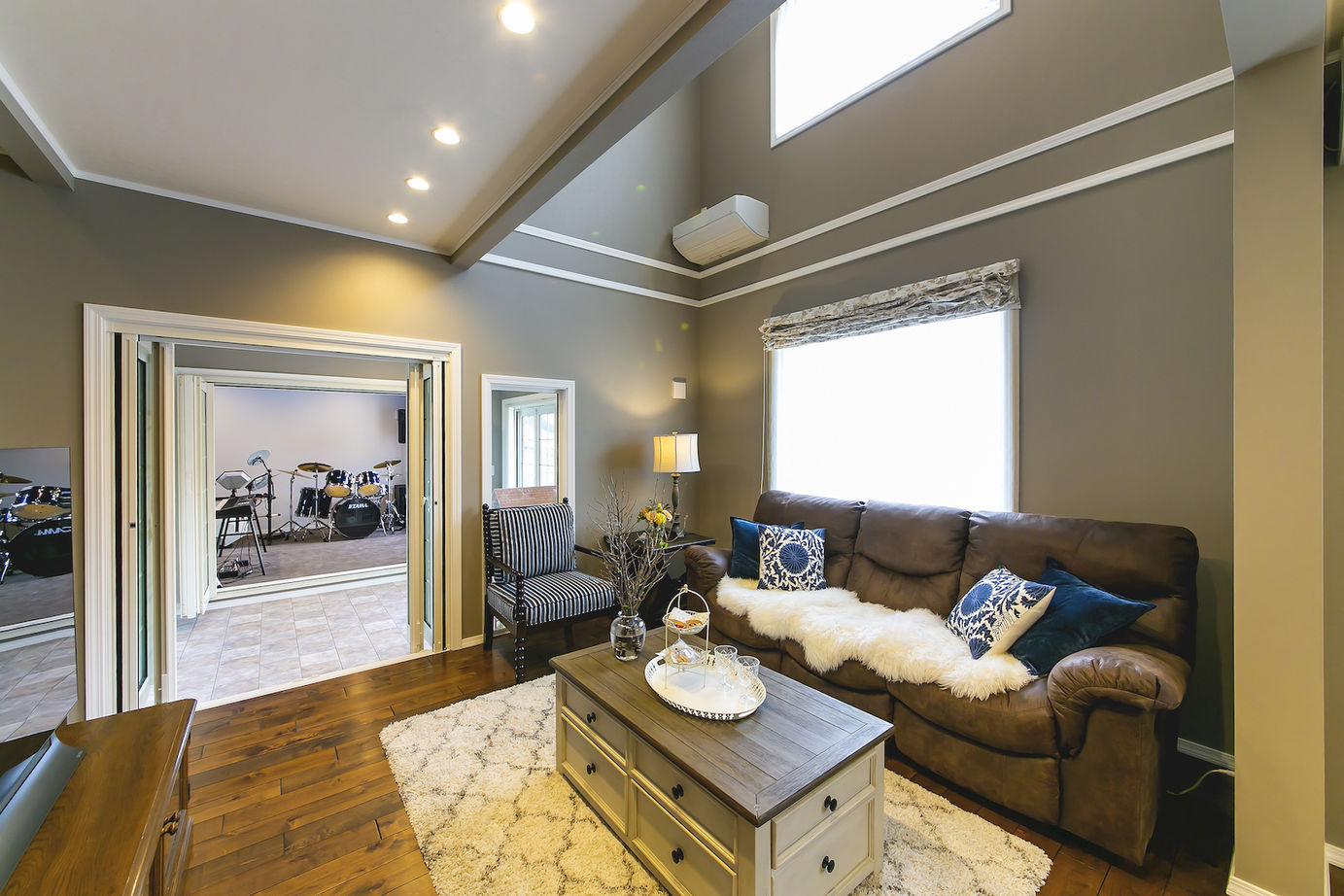 セルコホーム 【50坪台|間取り|吹き抜け】毎日がホテル住まいをテーマにシンプルで暮らしやすいインナーガレージハウスの建築実例画像4