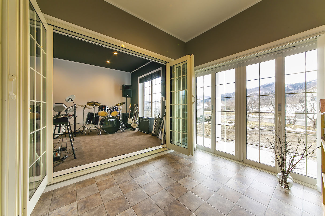 セルコホーム 【50坪台|間取り|吹き抜け】毎日がホテル住まいをテーマにシンプルで暮らしやすいインナーガレージハウスの建築実例画像6