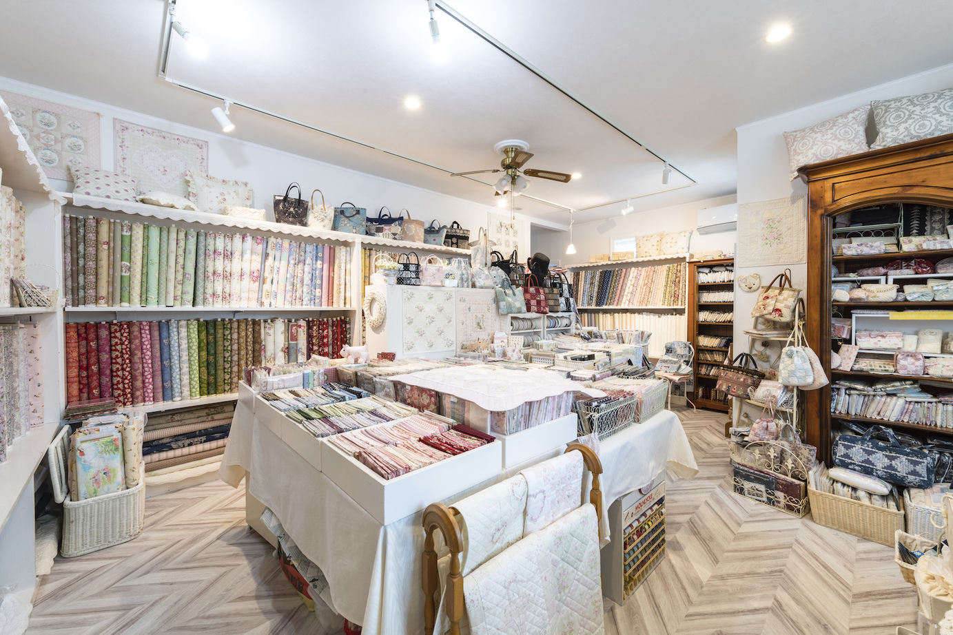 セルコホーム 【40坪台|間取り】アンティーク家具とパッチワークが映えるシンプル空間。ギャラリーのような店舗併用住宅の建築実例画像6