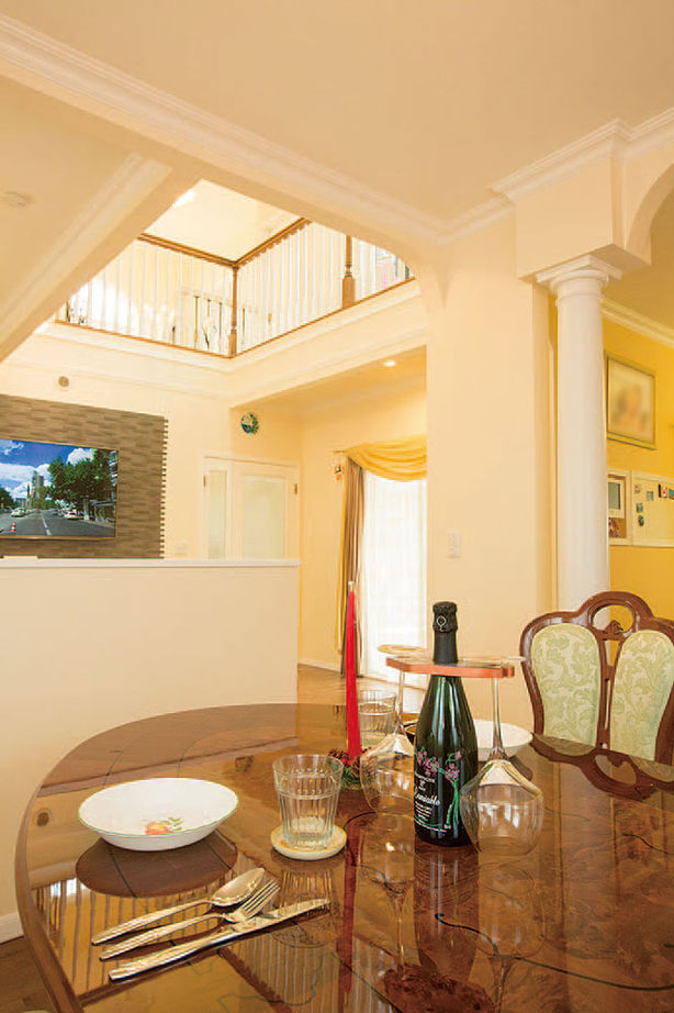 セルコホーム 【50坪台|間取り|ビルトインガレージ|中庭】ゴージャスなホテルを思わせる優美で瀟洒な住まいの建築実例画像4