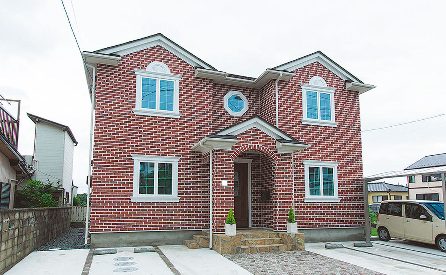 セルコホーム 【40坪台|間取り|土間収納】収納＋家事ラクの動線で効率的！吹き抜けで家族が繋がるレンガの家の建築実例画像1