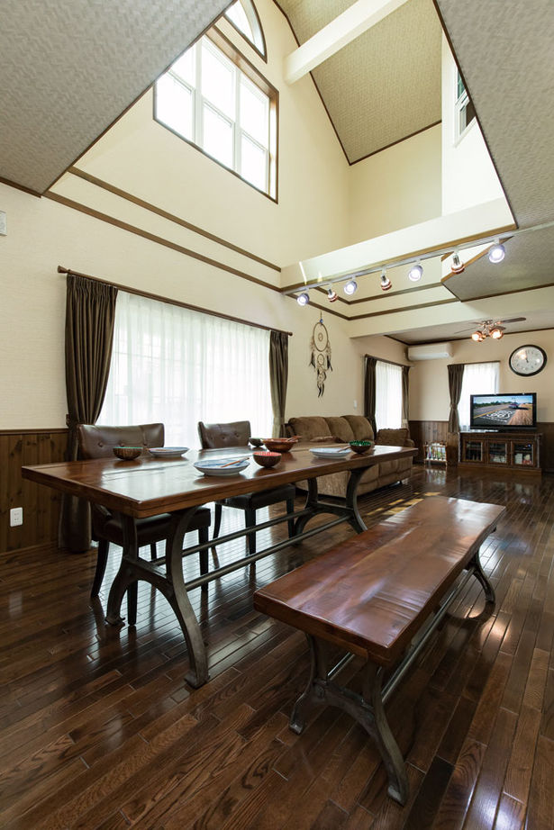 セルコホーム 【40坪台|間取り|ガレージ|吹き抜け】明るく開放的なLDKに家族が集まる。憧れのアーリーアメリカンの住まいの建築実例画像2