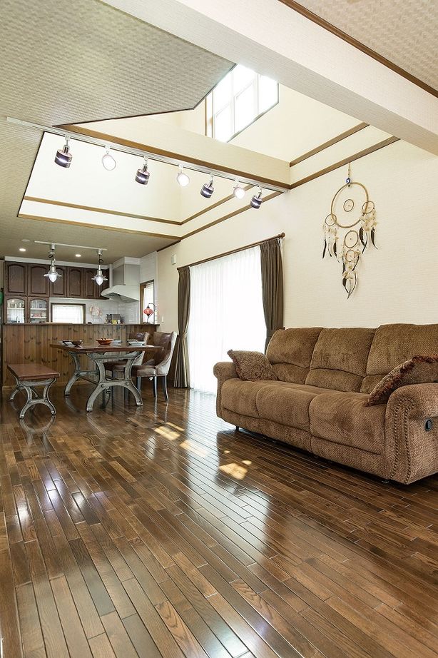 セルコホーム 【40坪台|間取り|ガレージ|吹き抜け】明るく開放的なLDKに家族が集まる。憧れのアーリーアメリカンの住まいの建築実例画像3