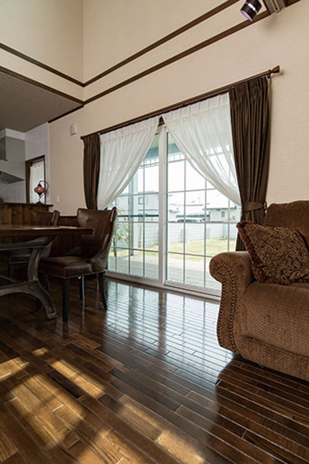 セルコホーム 【40坪台|間取り|ガレージ|吹き抜け】明るく開放的なLDKに家族が集まる。憧れのアーリーアメリカンの住まいの建築実例画像6