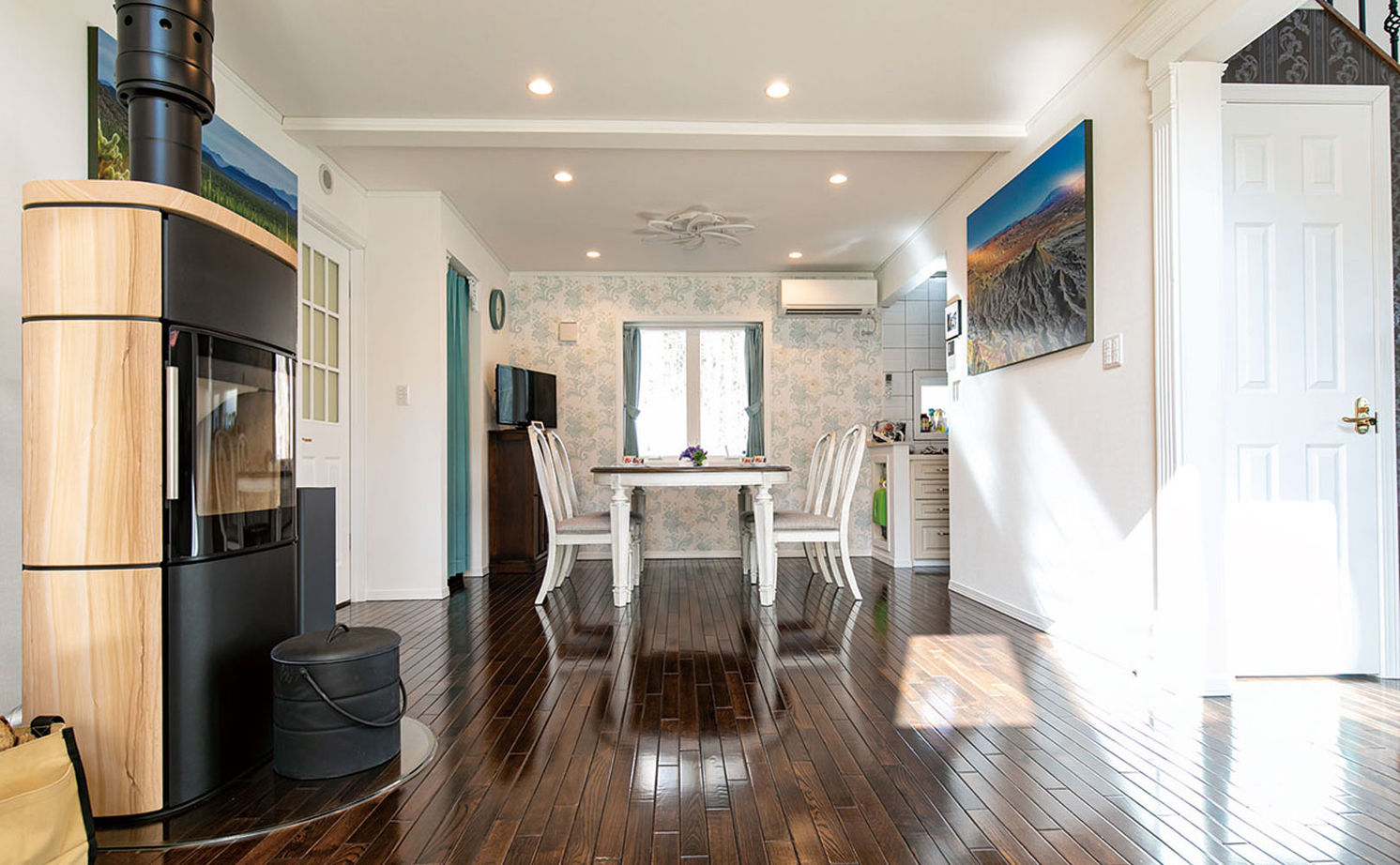 セルコホーム 【50坪台|間取り|ビルトインガレージ|吹き抜け】大自然の借景を取り込む。海外の高原リゾートのような家の建築実例画像3