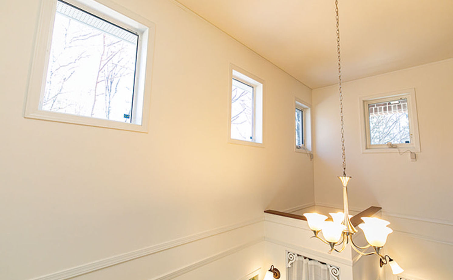 セルコホーム 【50坪台|間取り|ビルトインガレージ|吹き抜け】大自然の借景を取り込む。海外の高原リゾートのような家の建築実例画像13