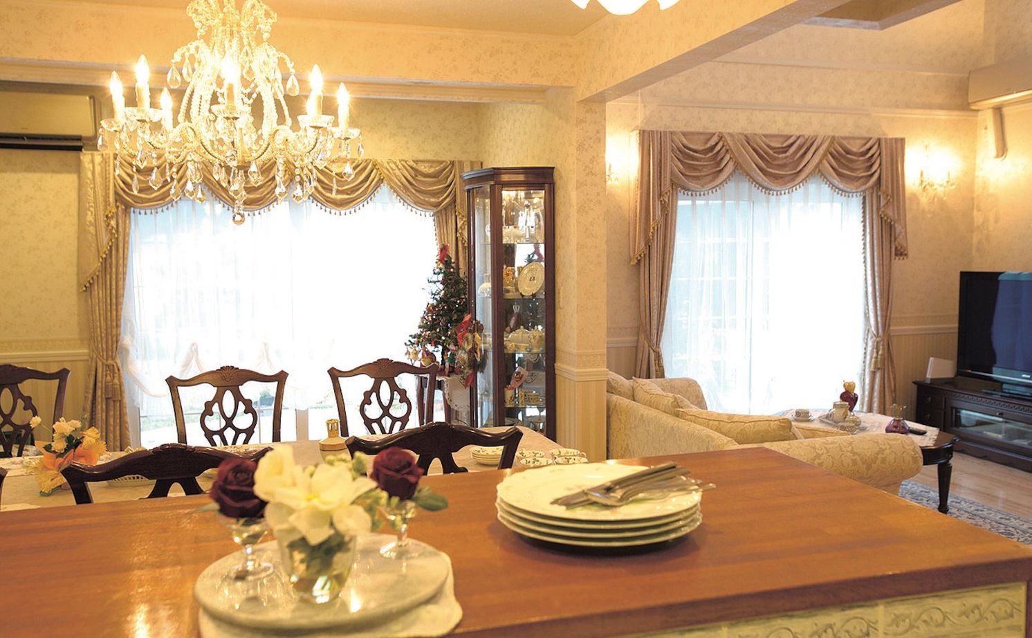 セルコホーム 【50坪台|間取り|吹き抜け】シャンデリアが良く映える、ヨーロピアンテイストの上質な住まいの建築実例画像1