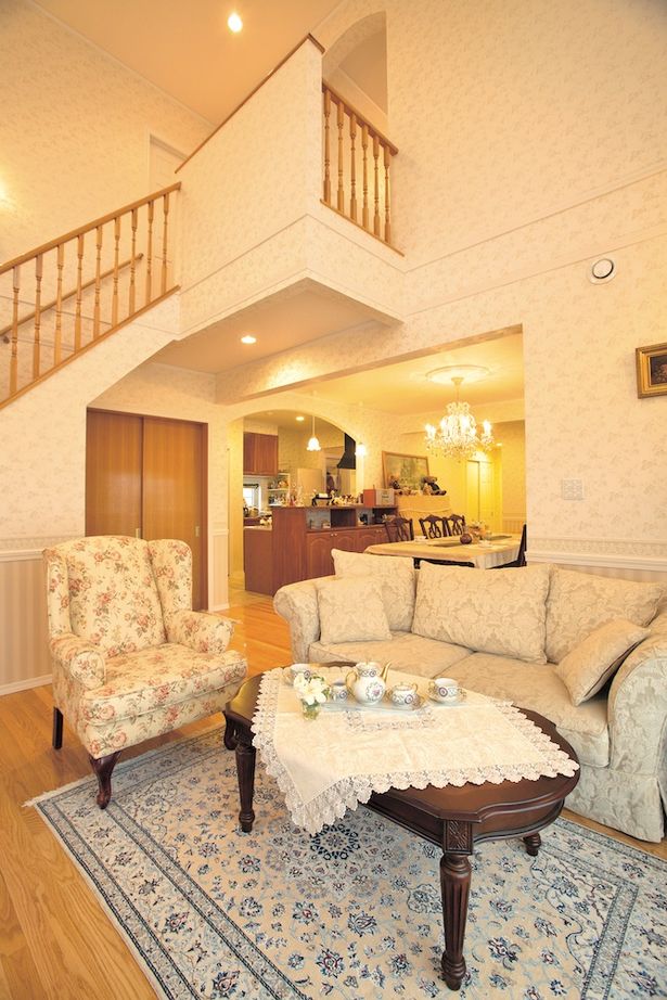 セルコホーム 【50坪台|間取り|吹き抜け】シャンデリアが良く映える、ヨーロピアンテイストの上質な住まいの建築実例画像2