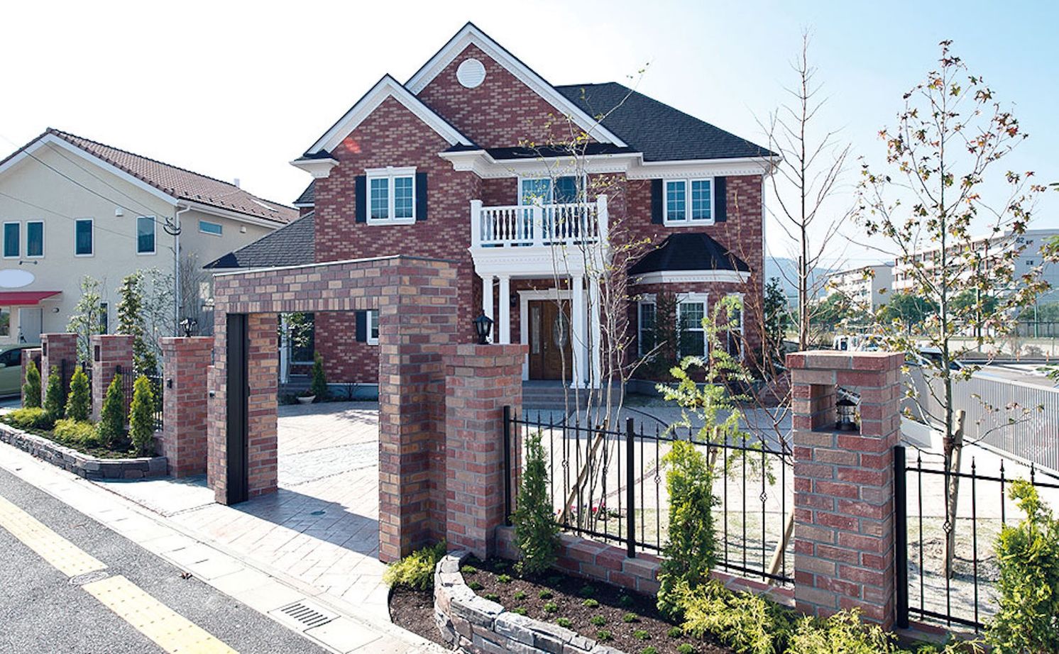 セルコホーム 【90坪台|間取り|事務所併用|ビルトインガレージ】27帖の広々ダイニングでゆったり寛ぐ、上質な住まいの建築実例画像1