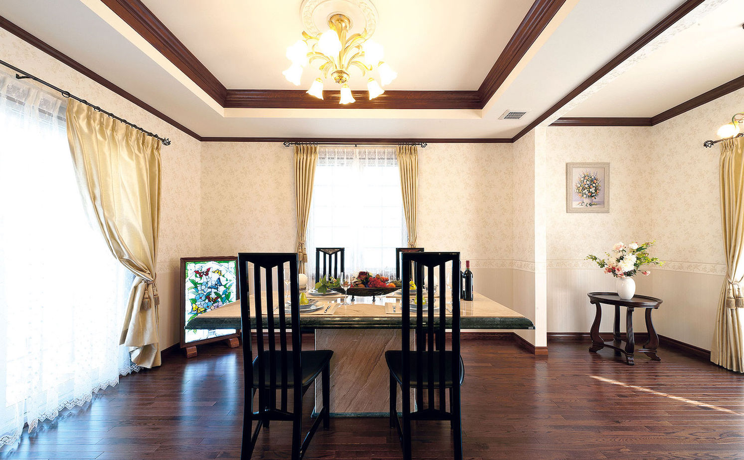 セルコホーム 【90坪台|間取り|事務所併用|ビルトインガレージ】27帖の広々ダイニングでゆったり寛ぐ、上質な住まいの建築実例画像3